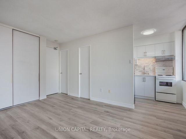 904 - 720 Spadina Ave
