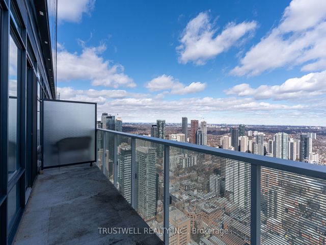 5208 - 501 Yonge St