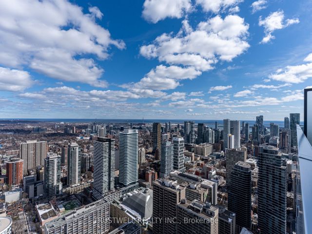 5208 - 501 Yonge St