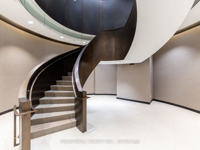 5208 - 501 Yonge St