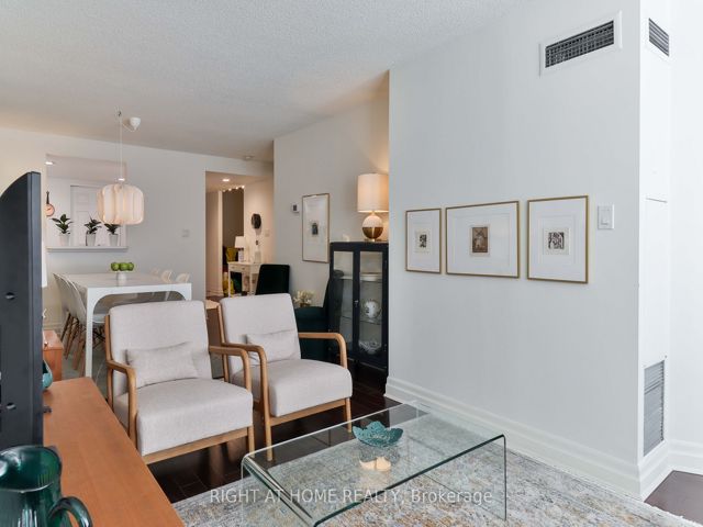 402 - 225 Davenport Rd