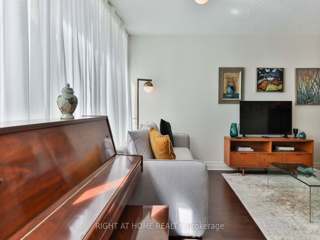 402 - 225 Davenport Rd