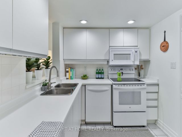 402 - 225 Davenport Rd