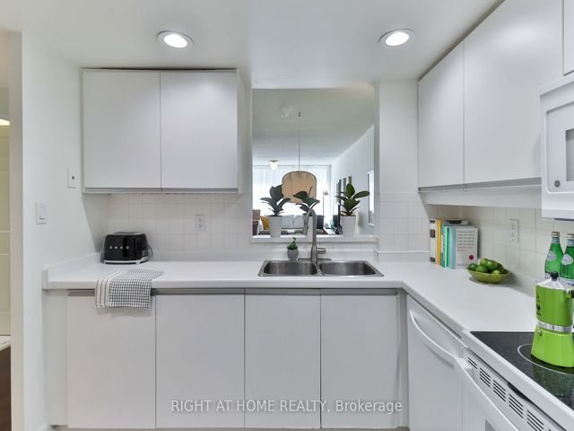 402 - 225 Davenport Rd