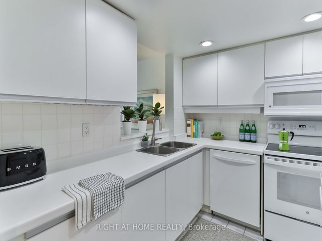 402 - 225 Davenport Rd