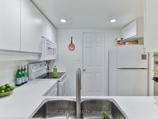 402 - 225 Davenport Rd