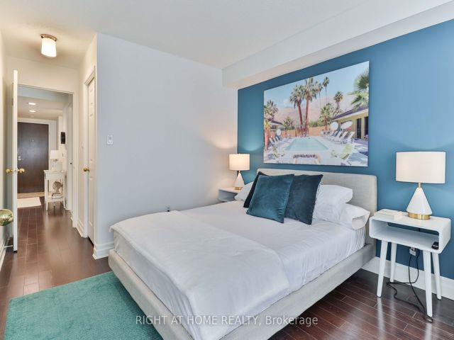 402 - 225 Davenport Rd