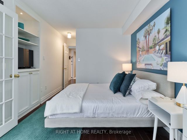 402 - 225 Davenport Rd