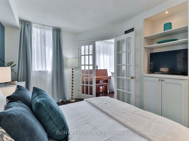 402 - 225 Davenport Rd