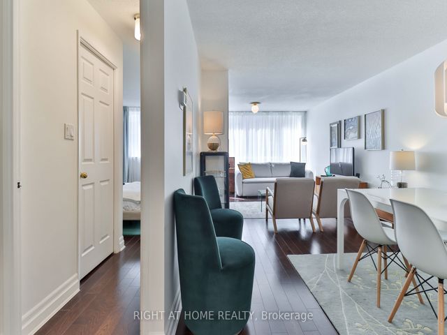 402 - 225 Davenport Rd