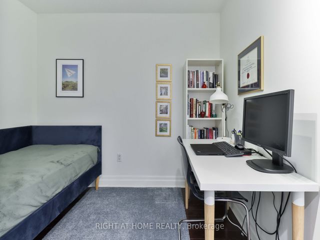 402 - 225 Davenport Rd
