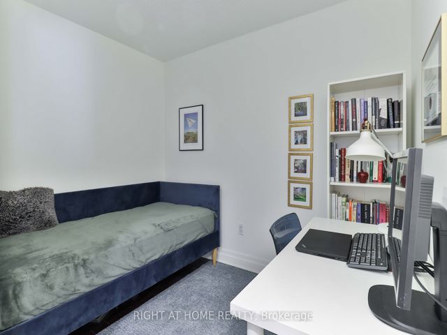 402 - 225 Davenport Rd