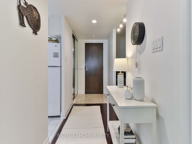 402 - 225 Davenport Rd