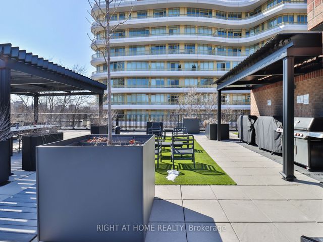 402 - 225 Davenport Rd