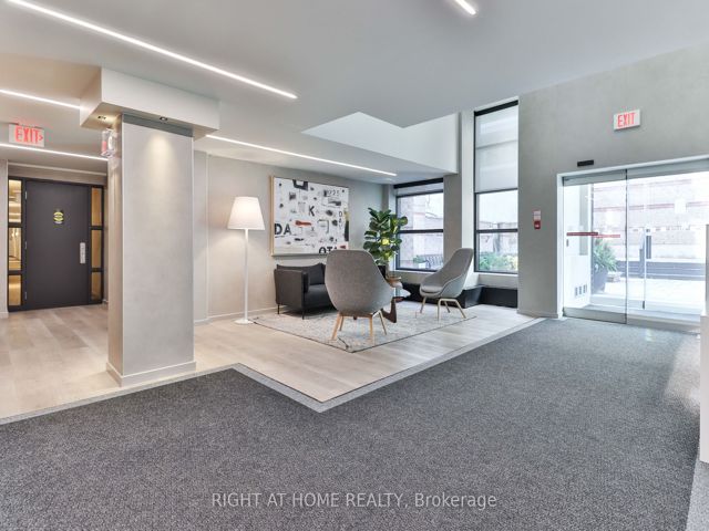 402 - 225 Davenport Rd