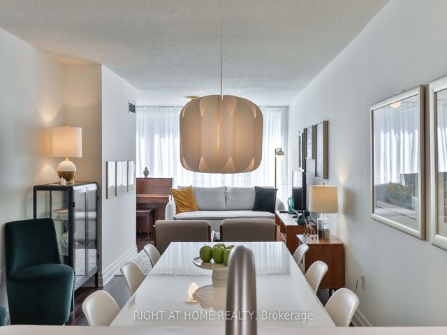 402 - 225 Davenport Rd