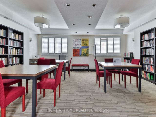 402 - 225 Davenport Rd