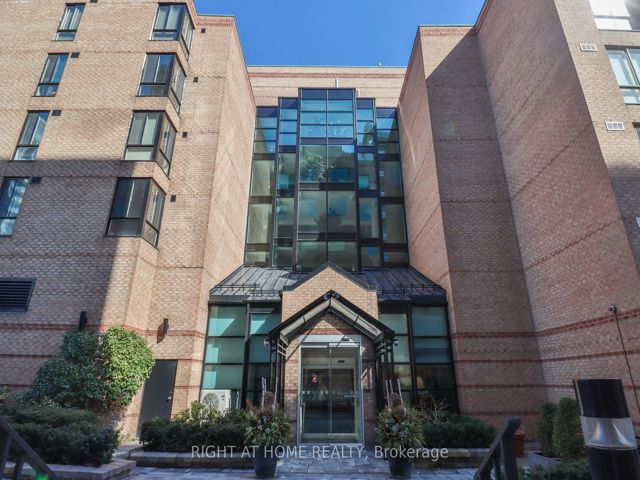 402 - 225 Davenport Rd