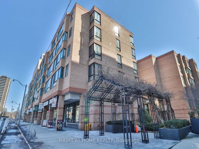 402 - 225 Davenport Rd
