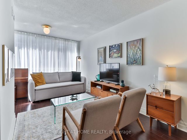 402 - 225 Davenport Rd