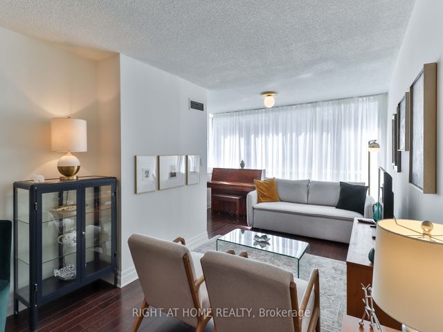 402 - 225 Davenport Rd