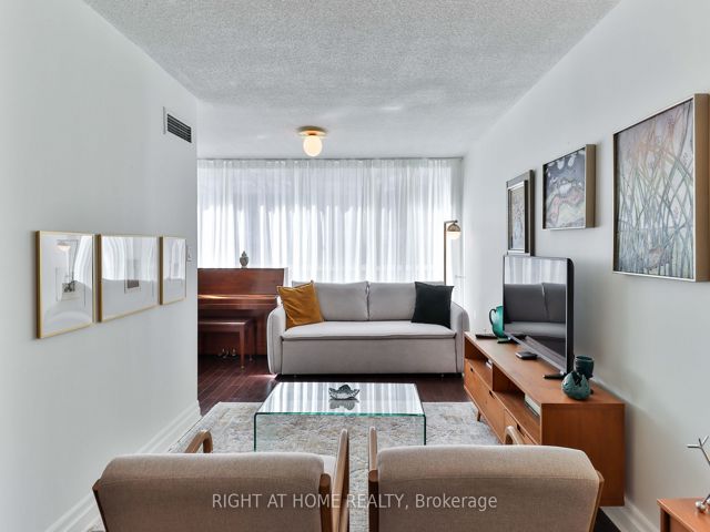 402 - 225 Davenport Rd
