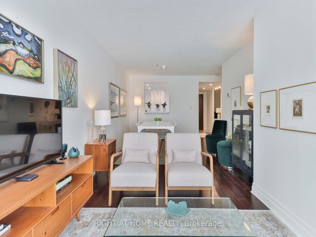 402 - 225 Davenport Rd