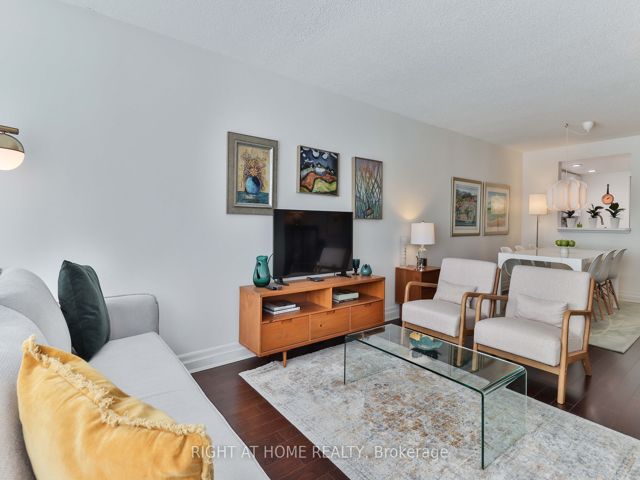 402 - 225 Davenport Rd