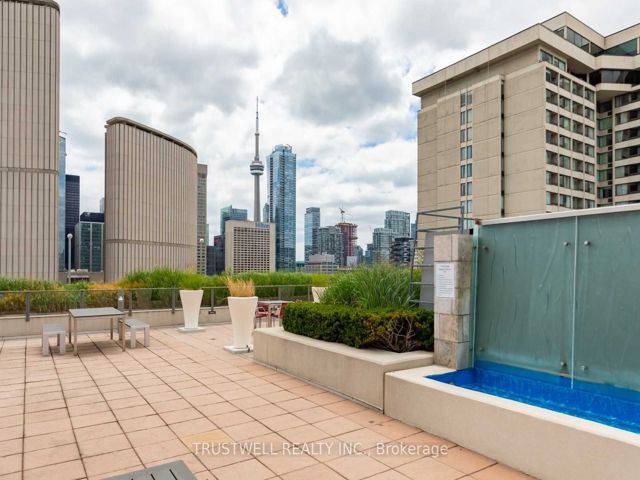 739 - 111 Elizabeth St