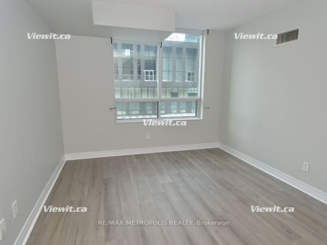 319 - 51 Lower Simcoe St