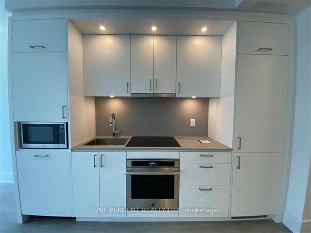 1901 - 470 Front St W