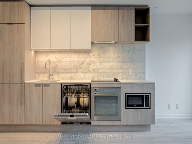 627 - 2020 Bathurst St