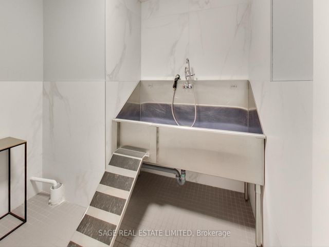 206 - 3 Southvale Dr