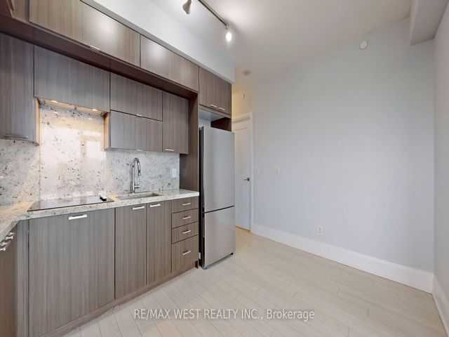 1427 - 120 Harrison Garden Blvd