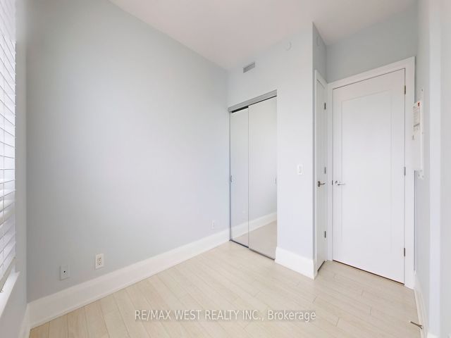 1427 - 120 Harrison Garden Blvd