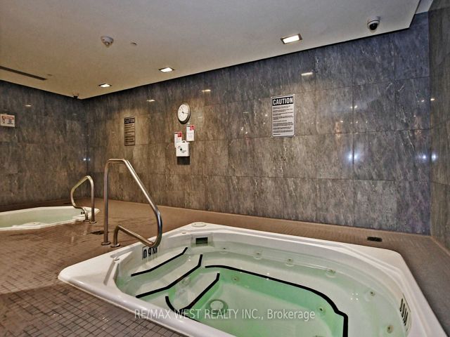 1427 - 120 Harrison Garden Blvd