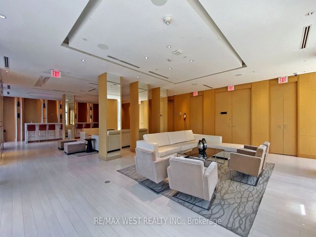1427 - 120 Harrison Garden Blvd