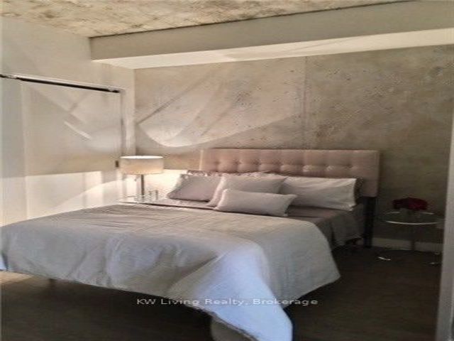 420 - 111 Bathurst St