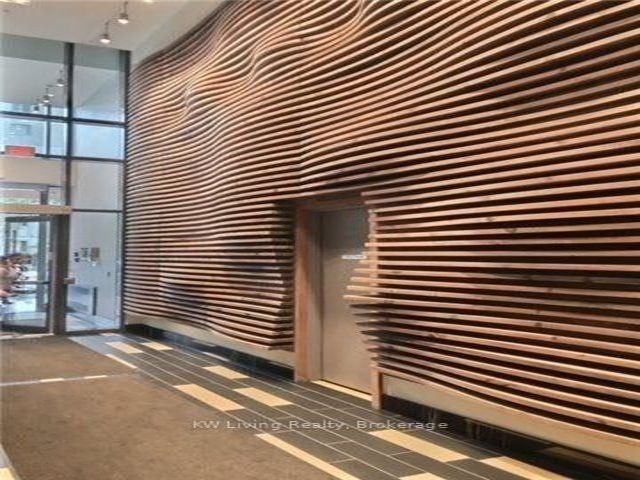420 - 111 Bathurst St