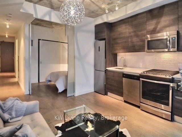 420 - 111 Bathurst St