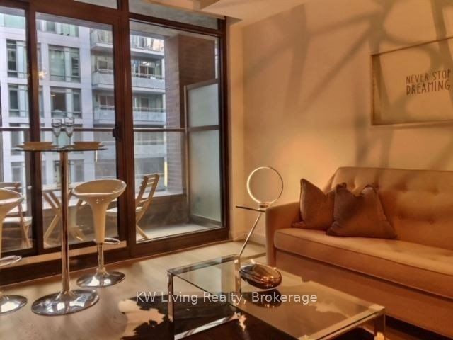 420 - 111 Bathurst St