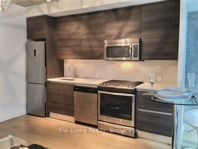 420 - 111 Bathurst St