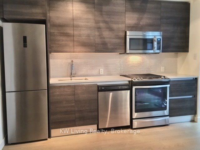 420 - 111 Bathurst St