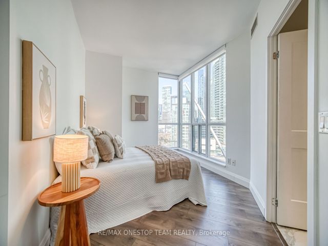 1002 - 218 Queens Quay W