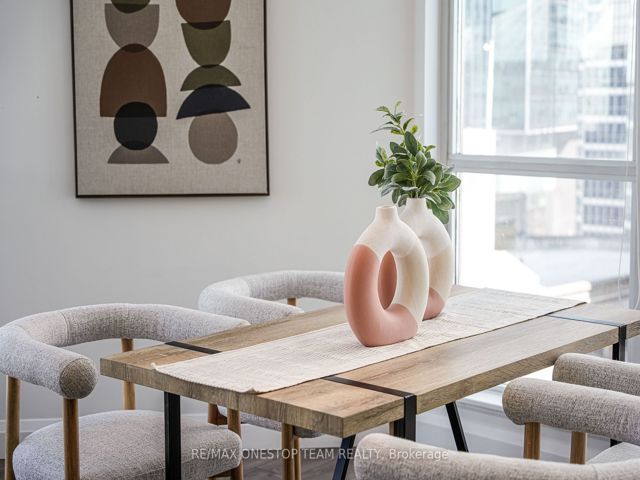 1002 - 218 Queens Quay W