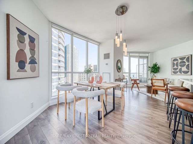 1002 - 218 Queens Quay W