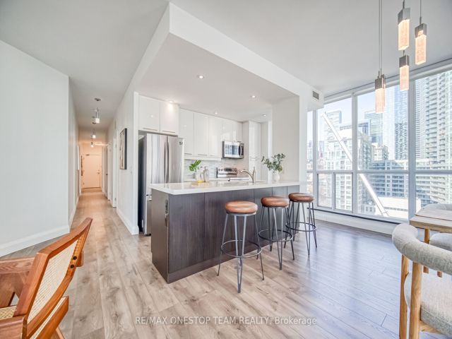 1002 - 218 Queens Quay W
