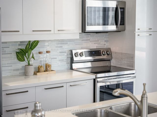 1002 - 218 Queens Quay W