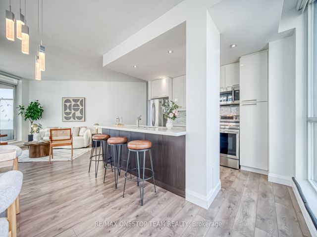 1002 - 218 Queens Quay W