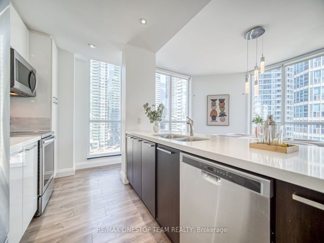 1002 - 218 Queens Quay W